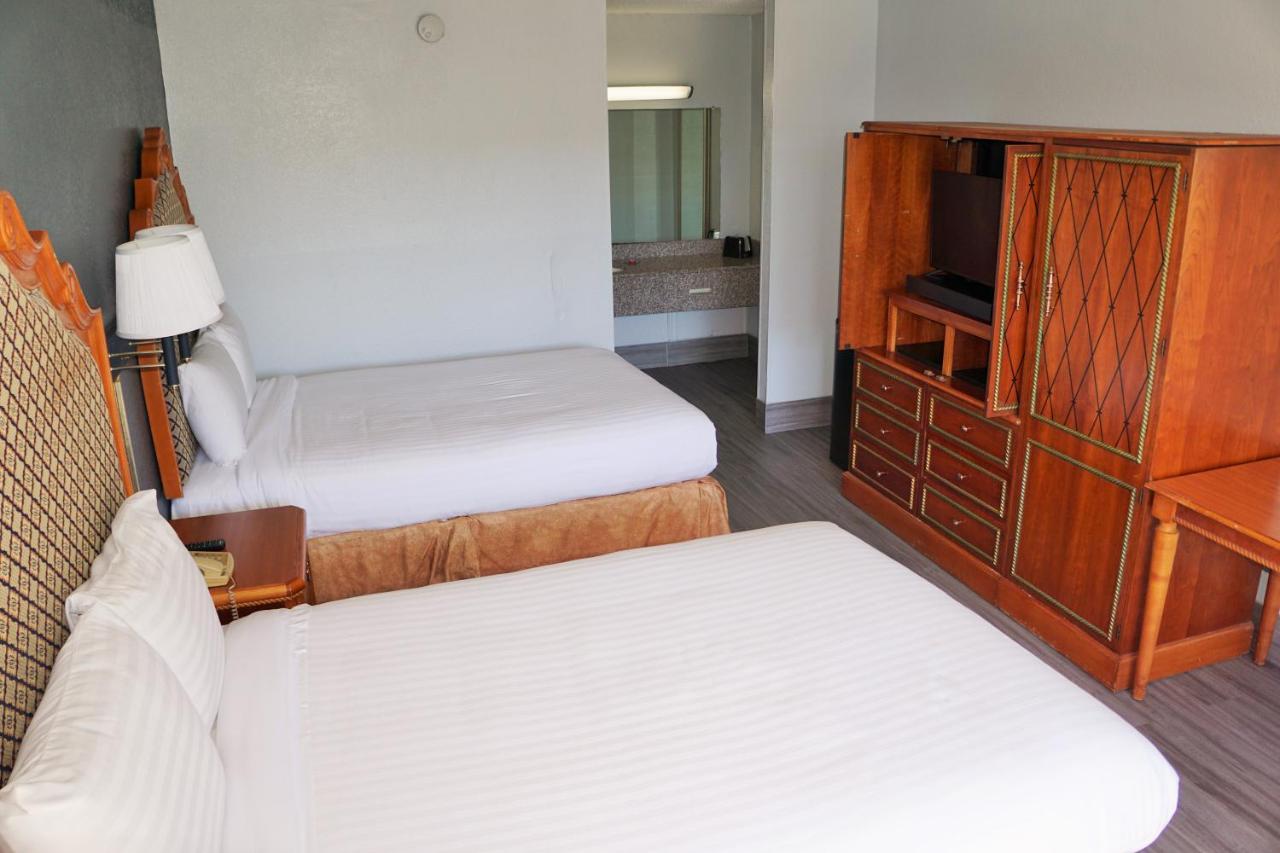 Hotel Elev8 Конро Екстериор снимка