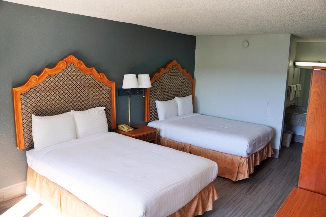 Hotel Elev8 Конро Екстериор снимка