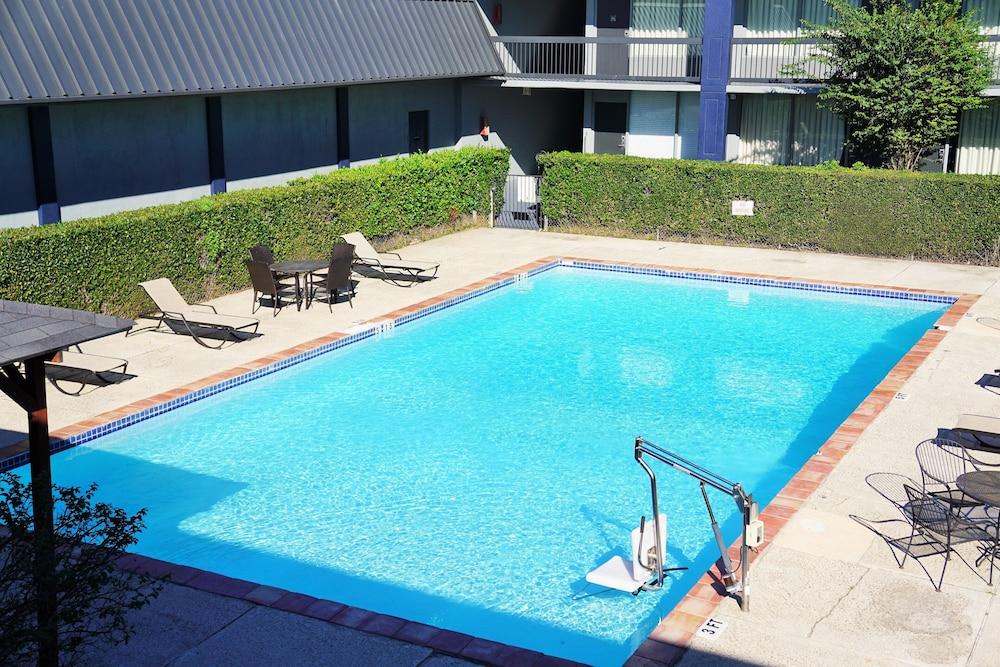 Hotel Elev8 Конро Екстериор снимка