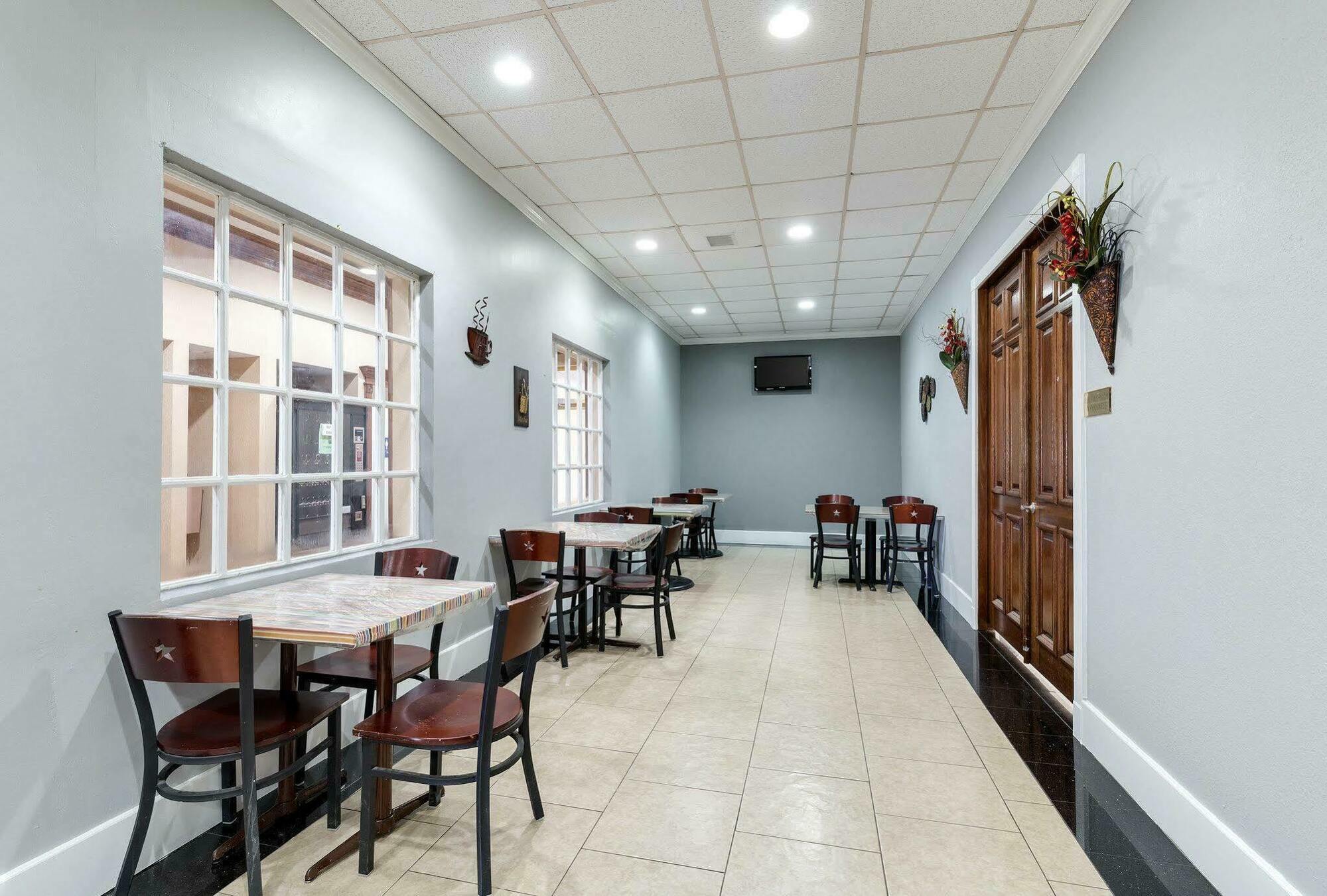 Hotel Elev8 Конро Екстериор снимка